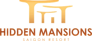 Logo Hidden Mansions Saigon Resort: nét vẽ mái nhà màu vàng đồng phía trên tên khu nghỉ dưỡng.